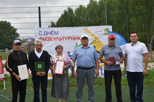 Глава Кайбицкого района наградил работников сферы спорта