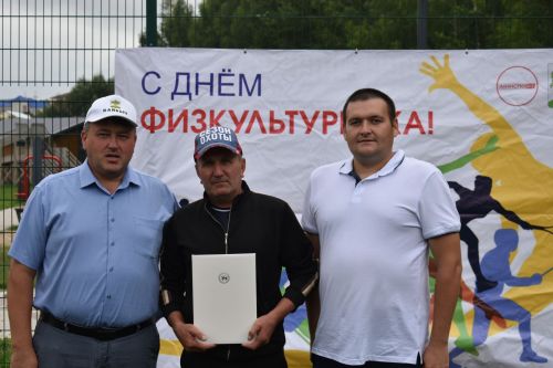 Глава Кайбицкого района наградил работников сферы спорта
