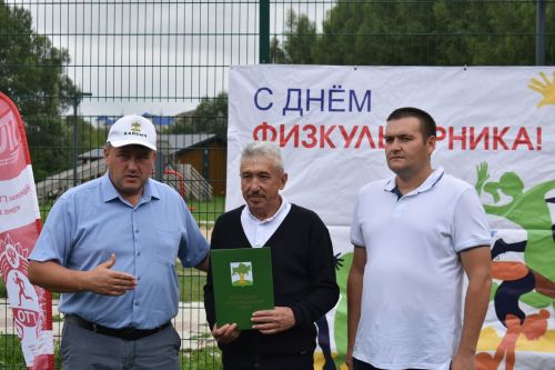Глава Кайбицкого района наградил работников сферы спорта