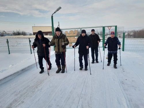 Проживающие в ГБУ «Кайбицкий ДИПИ» МТЗ и СЗ РТ дружно вышли на свежий воздух, чтобы насладиться морозным утром