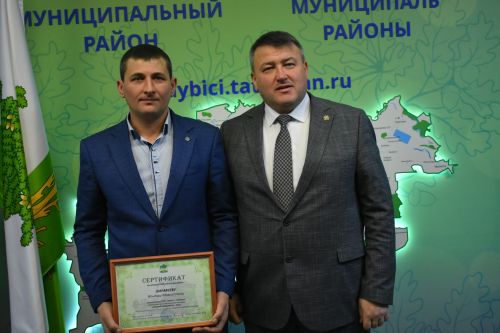 Глава Кайбицкого района в предновогодние дни вручил сертификаты победителям республиканского конкурса «Лучший комбайнер-2025»