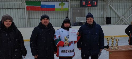 На ледовом катке «Кайбыч» состоялись соревнования по хоккею «Золотая шайба»