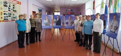 Группа волонтёров Ульянковского сельского поселения посетила республиканскую передвижную выставку «Отцы Героев», которая работала в Ульянковской школе