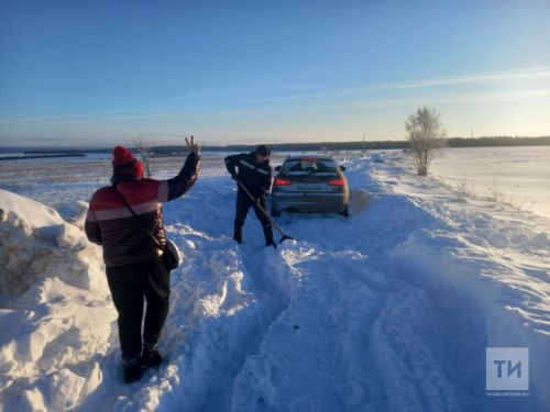 В Татарстане спасатели помогли семье из Подмосковья, едва не замерзшей на трассе М7