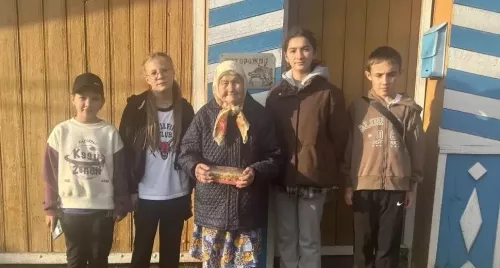 Ученики Хозесановской школы навестили пожилых односельчан в День уважения и доброты