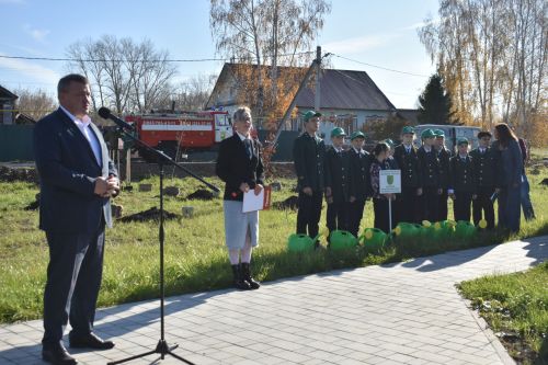В Кайбицах заложили дубовую аллею в память о заслуженном лесоводе