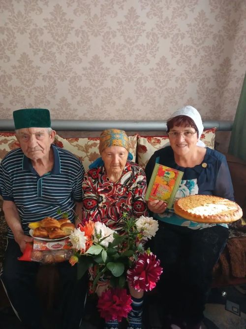 Праздник в каждый дом: сотрудники центра «Омет» навестили пожилых граждан