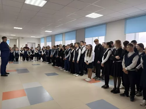 Новая неделя в Фёдоровской школе началась с торжественной линейки и «Разговоров о важном»
