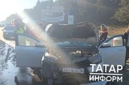 Пассажирку «Лады» зажало в салоне после ДТП с двумя иномарками под Челнами