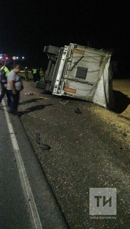 Фура Scania опрокинулась и легла поперек трассы в Татарстане