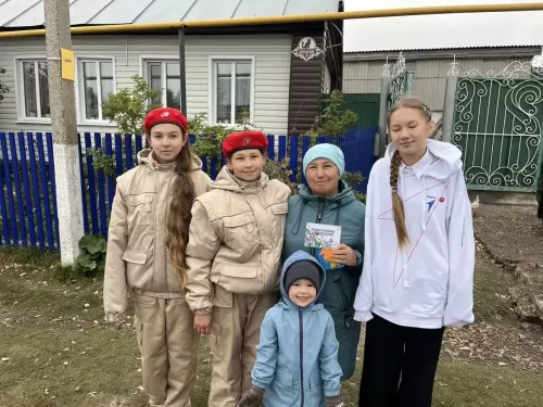 Связь поколений: активисты Хозесановской СОШ поздравили учителей-ветеранов