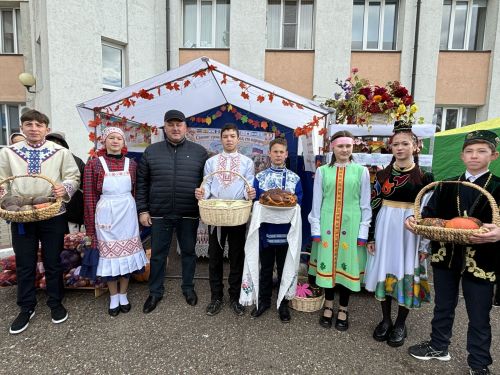 В Кайбицком районном центре состоялась традиционная школьная ярмарка «Дары осени»