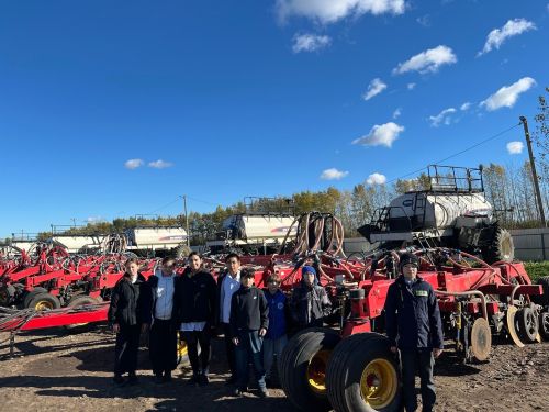 Школьники посетили машинно-тракторный парк ООО «Август Кайбицы» — первый шаг к профессии