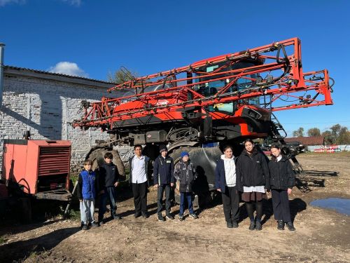 Школьники посетили машинно-тракторный парк ООО «Август Кайбицы» — первый шаг к профессии