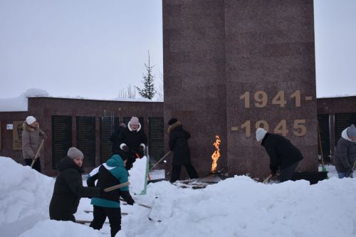 Работники Совета и исполкома Кайбицкого района вышли на очистку снега в парке Победы