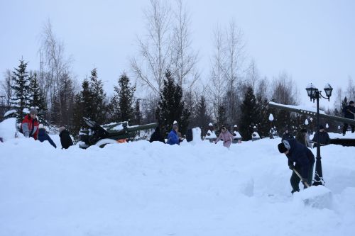 Работники Совета и исполкома Кайбицкого района вышли на очистку снега в парке Победы