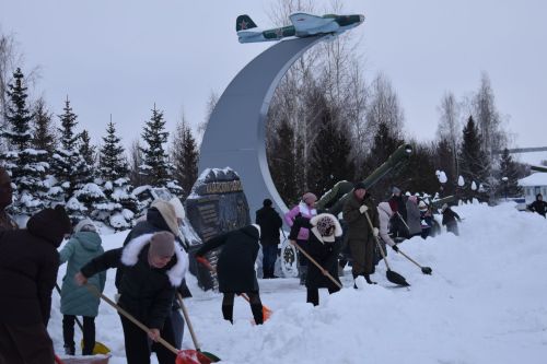 Работники Совета и исполкома Кайбицкого района вышли на очистку снега в парке Победы