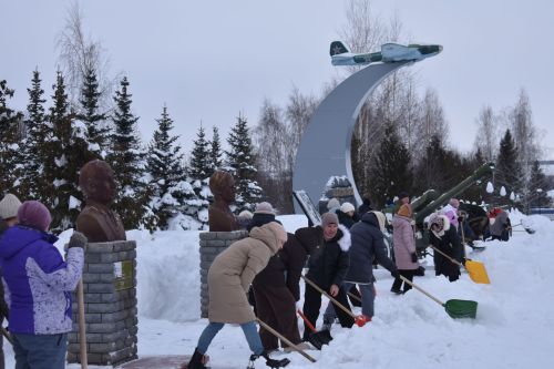Работники Совета и исполкома Кайбицкого района вышли на очистку снега в парке Победы