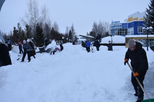 Работники Совета и исполкома Кайбицкого района вышли на очистку снега в парке Победы