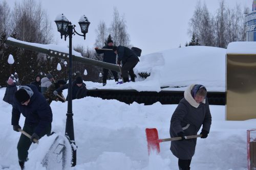 Работники Совета и исполкома Кайбицкого района вышли на очистку снега в парке Победы