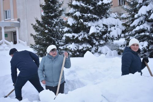 Работники Совета и исполкома Кайбицкого района вышли на очистку снега в парке Победы