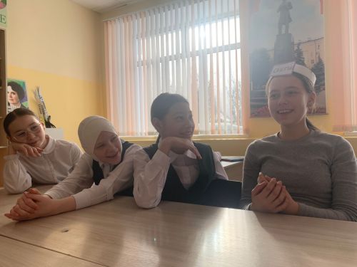 В преддверии Международного дня книгодарения в Кушманской школе советник директора по воспитанию Флюзия Салахова провела игру «Угадай героя»