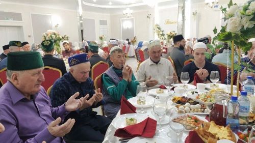 Член правления кайбицкого отделения Всемирного конгресса татар, предприниматель Равиль Залялиев провел благотворительный ифтар-меджлис в Больших Кайбицах