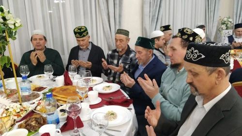 Член правления кайбицкого отделения Всемирного конгресса татар, предприниматель Равиль Залялиев провел благотворительный ифтар-меджлис в Больших Кайбицах