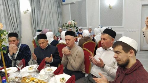 Член правления кайбицкого отделения Всемирного конгресса татар, предприниматель Равиль Залялиев провел благотворительный ифтар-меджлис в Больших Кайбицах