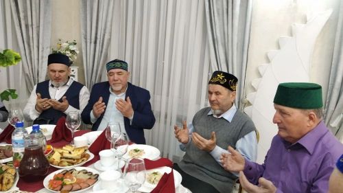 Член правления кайбицкого отделения Всемирного конгресса татар, предприниматель Равиль Залялиев провел благотворительный ифтар-меджлис в Больших Кайбицах