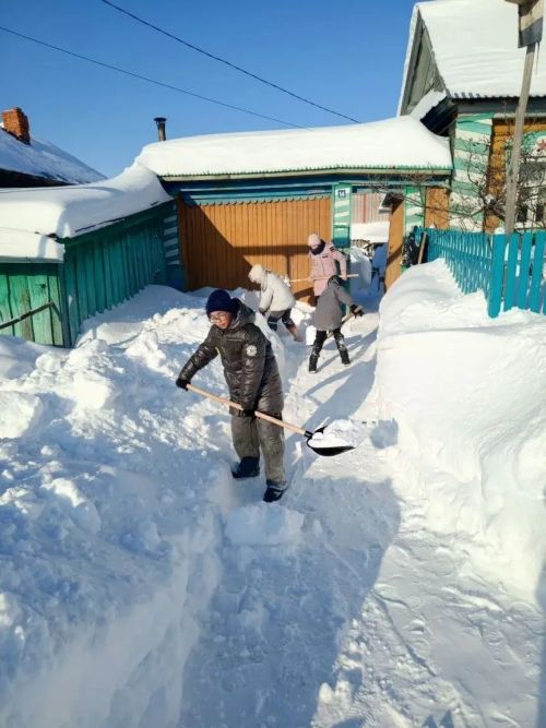 Хозесановские школьники помогли пожилым в уборке снега