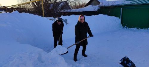 Соцработники комплексного центра социального обслуживания населения «Омет» оперативно реагируют на последствия снегопадов, обеспечивая помощь своим подопечным в зимний период