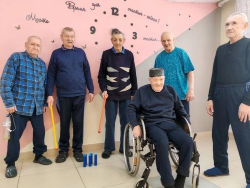 Проживающие в интернате ГБУ «Кайбицкий ДИПИ» МТЗ и СЗ РТ любят проводить время в активных играх, и одной из самых популярных среди них является игра «городки»
