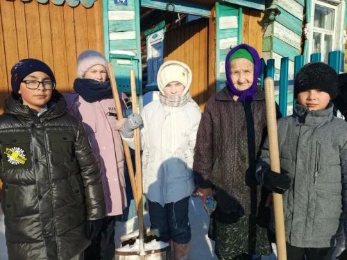 Шестиклассники Хозесановской школы расчистили снег около дома одиноко проживающей 87- летней Фаины Ипатьевой