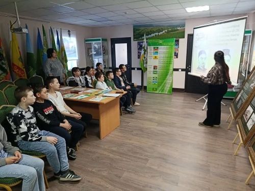 Ученики Чутеевской школы побывали на передвижной выставке Национального музея РТ «Я устремляюсь в вечность: Габдулла Тукай и его наследие»