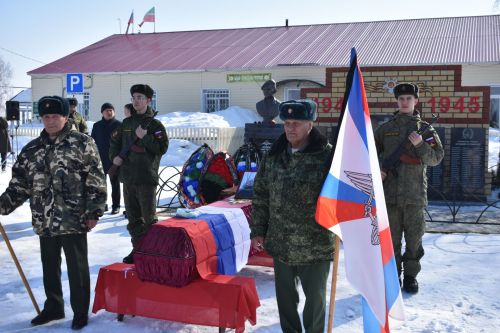 В Малых Мемях в последний путь проводили бойца, погибшего в спецоперации
