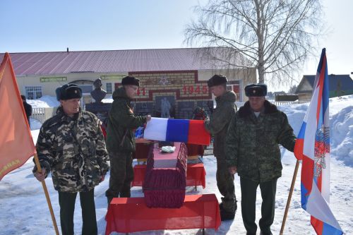 В Малых Мемях в последний путь проводили бойца, погибшего в спецоперации