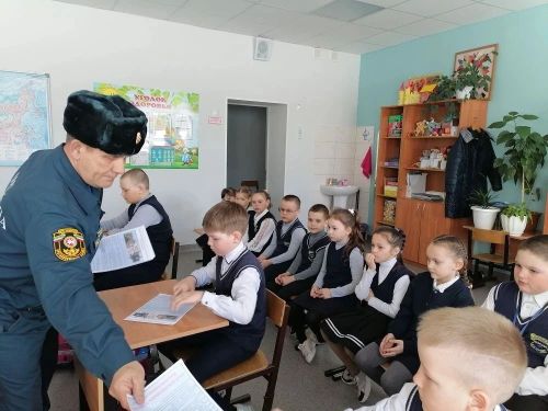 Сотрудник МЧС провёл в Фёдоровской школе беседу о правилах поведения во время весеннего паводка и пожарной безопасности