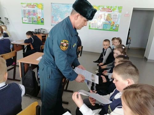 Сотрудник МЧС провёл в Фёдоровской школе беседу о правилах поведения во время весеннего паводка и пожарной безопасности