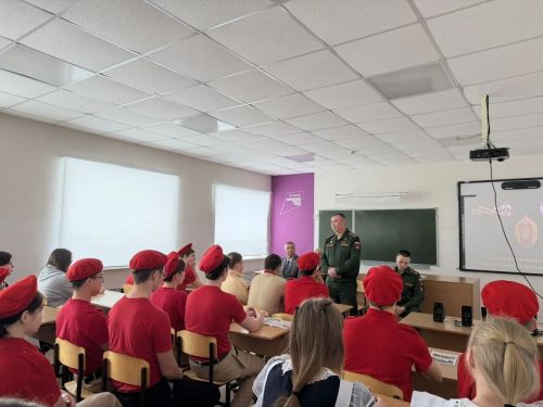 Представители Казанского танкового училища провели встречу с учениками Большеподберезинской школы