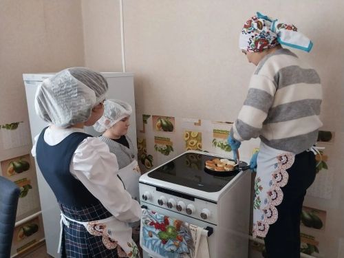 Секреты идеальных сырников: мастер-класс для получателей социальных услуг в Кайбицком районе