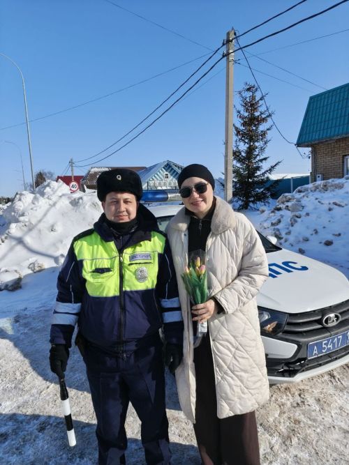 Сотрудники ГИБДД Кайбицкого района поздравили женщин-водителей с Международным женским днем 8 марта