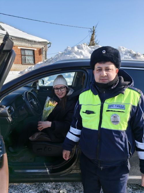 Сотрудники ГИБДД Кайбицкого района поздравили женщин-водителей с Международным женским днем 8 марта