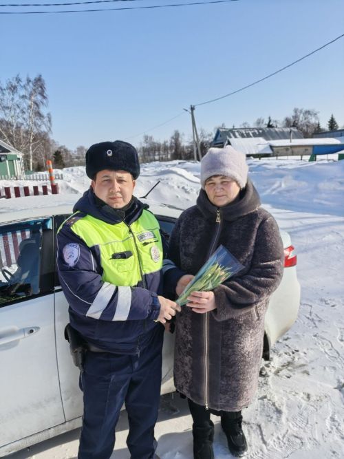 Сотрудники ГИБДД Кайбицкого района поздравили женщин-водителей с Международным женским днем 8 марта