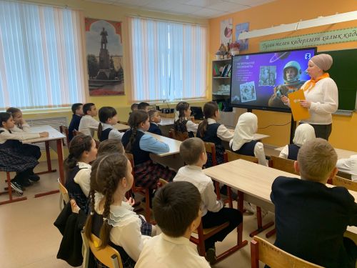 Четвероногие герои космоса: в Кушманской школе прошел увлекательный классный час