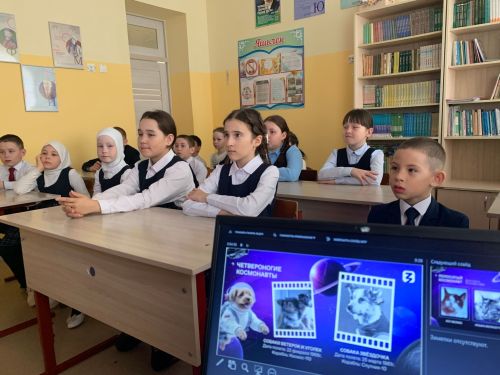 Четвероногие герои космоса: в Кушманской школе прошел увлекательный классный час