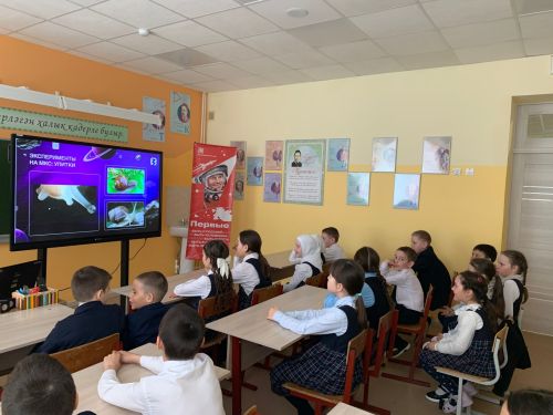 Четвероногие герои космоса: в Кушманской школе прошел увлекательный классный час