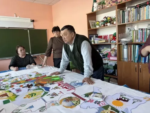 В Муралинской школе прошло творческое собрание по созданию вышитой карты Кайбицкого района
