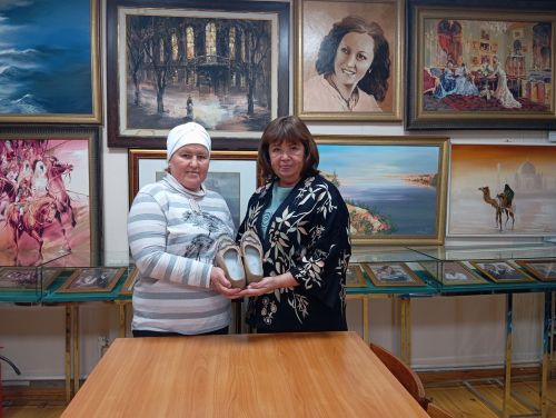 Жительница Больших Кайбиц передала в дар музею уникальные арские чувяки
