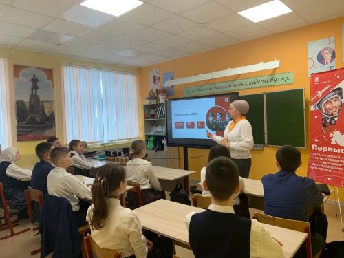 Ученики Кушманской школы окунулись в историю покорения космоса на лекции «108 минут, которые изменили мир»